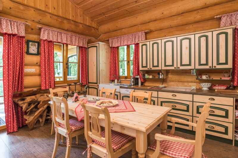 masivni-srub-v-lese-interier-kuchyn