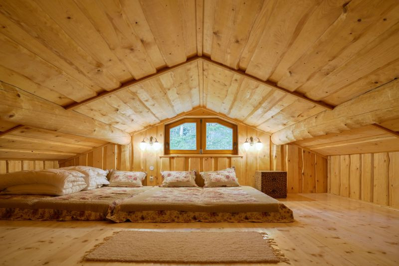 masivni-srub-v-lese-interier-loznice-v-podkrovi