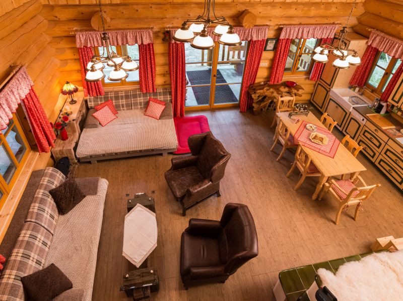 masivni-srub-v-lese-interier-pohled-z-patra