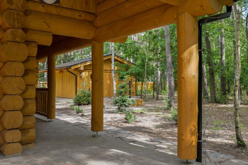 masivni-srub-v-lese-nosne-sloupy