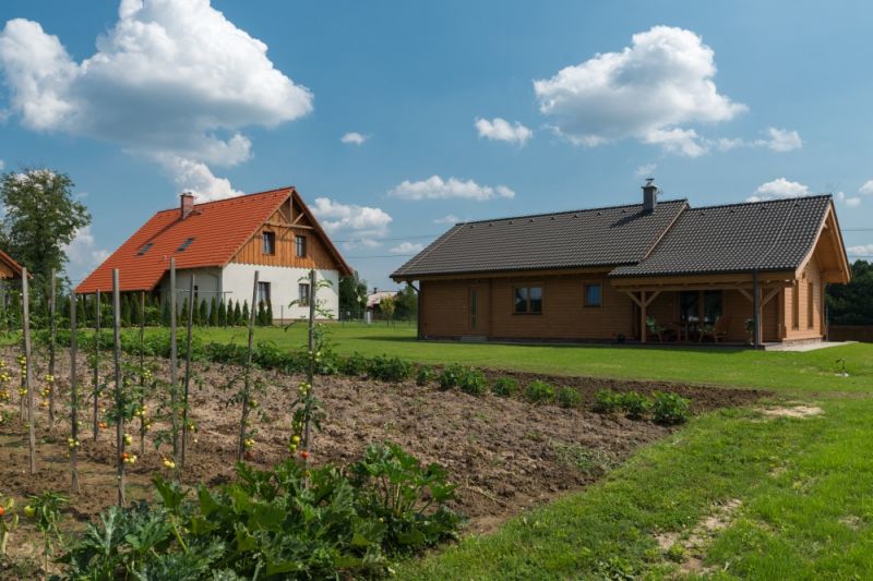 masivni-bungalov-zahrada