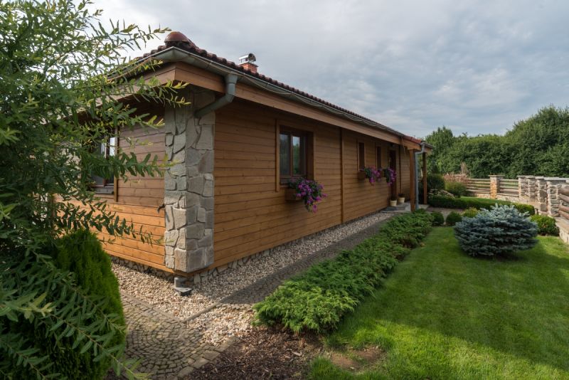 srubovy-bungalov-bocni-strana