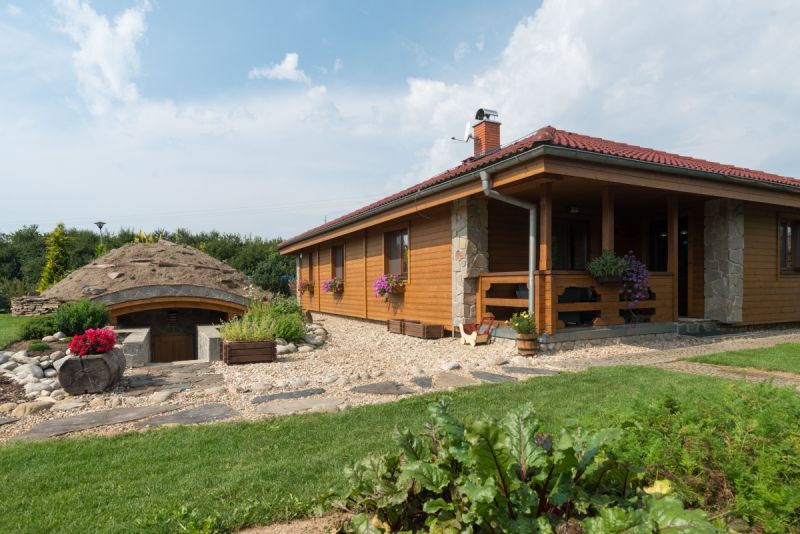 srubovy-bungalov-dum-se-sklipkem