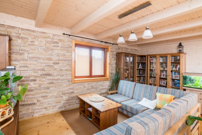 srubovy-bungalov-kamenne-oblozeni