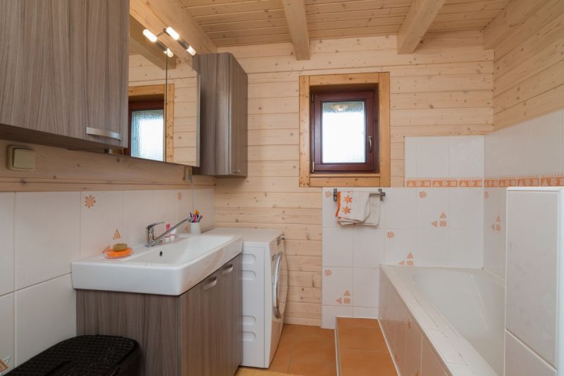 srubovy-bungalov-koupelna