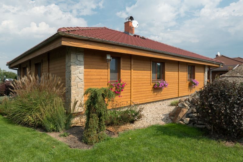 srubovy-bungalov-strana-domu