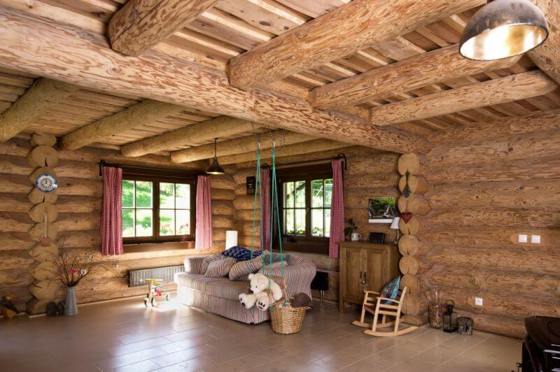 bytelny-srub-interier-obyvaci-pokoj