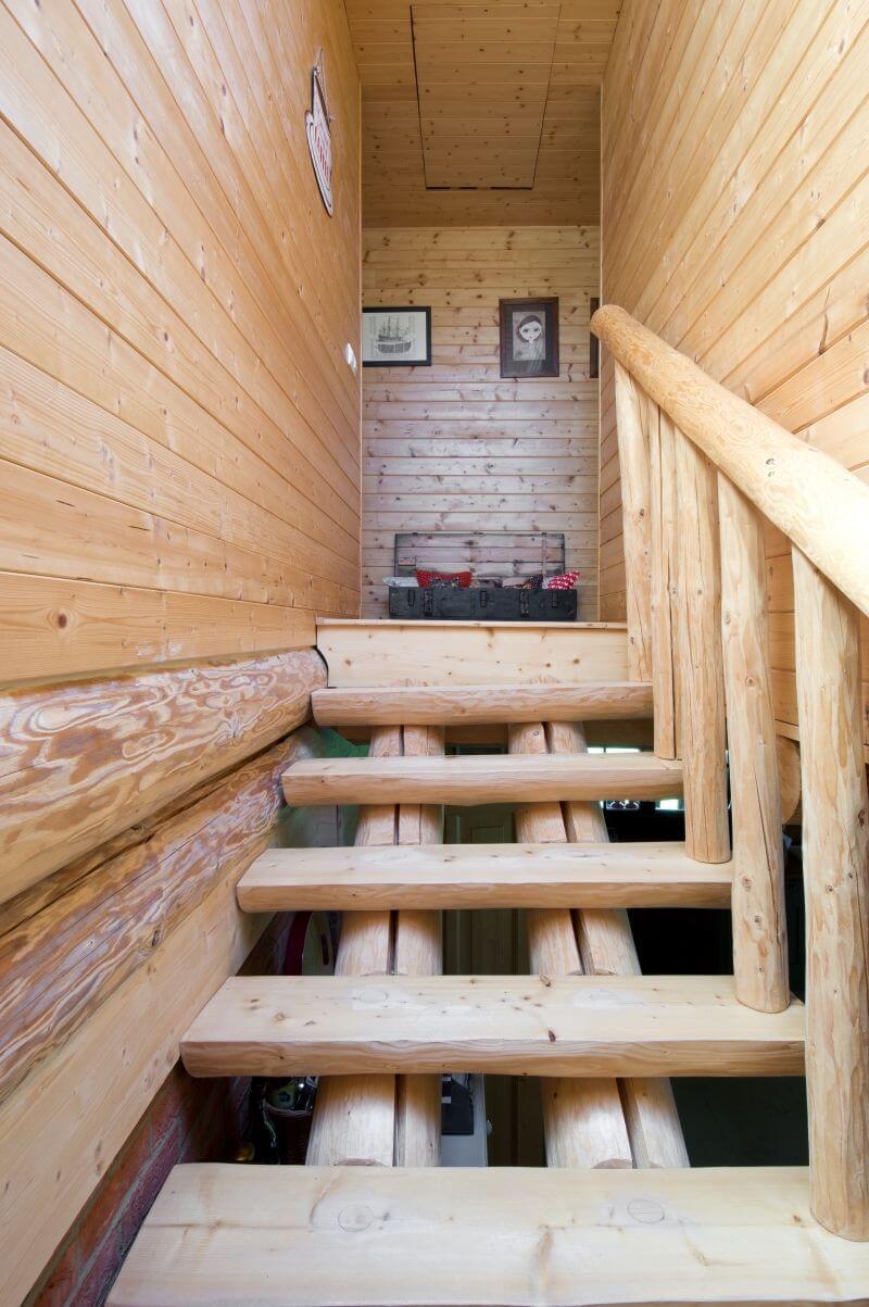 bytelny-srub-interier-schodiste