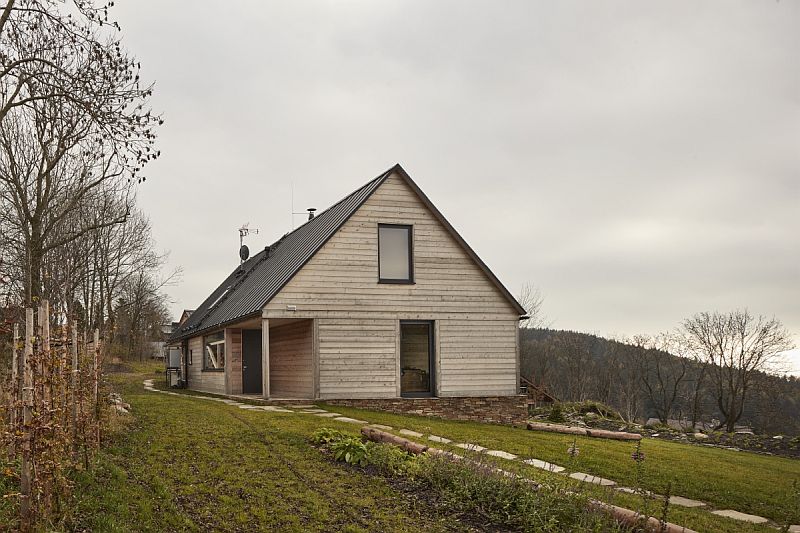 moderni-cedrova-roubenka-drevena-fasada