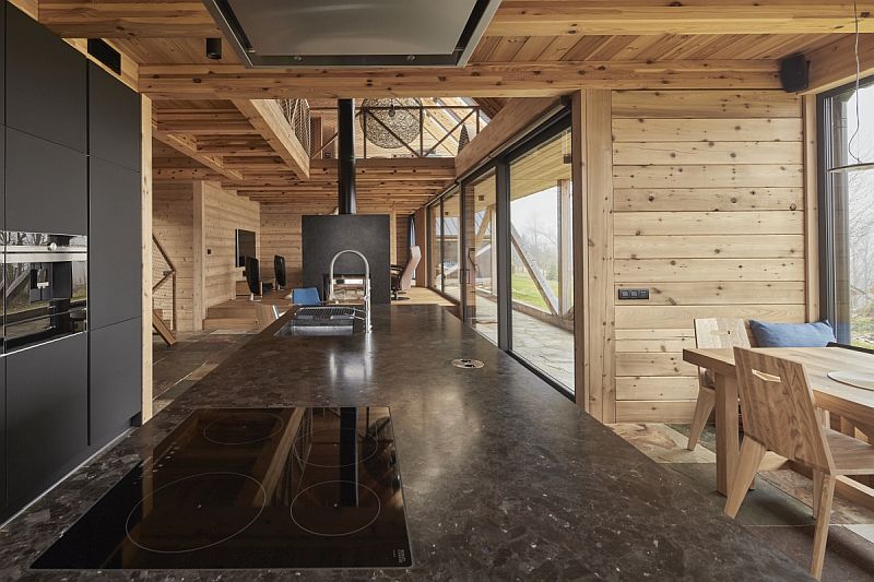 moderni-cedrova-roubenka-interier-kuchyne-s-jidelnou