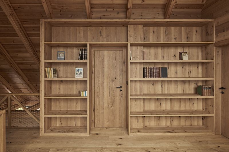 moderni-cedrova-roubenka-knihovna