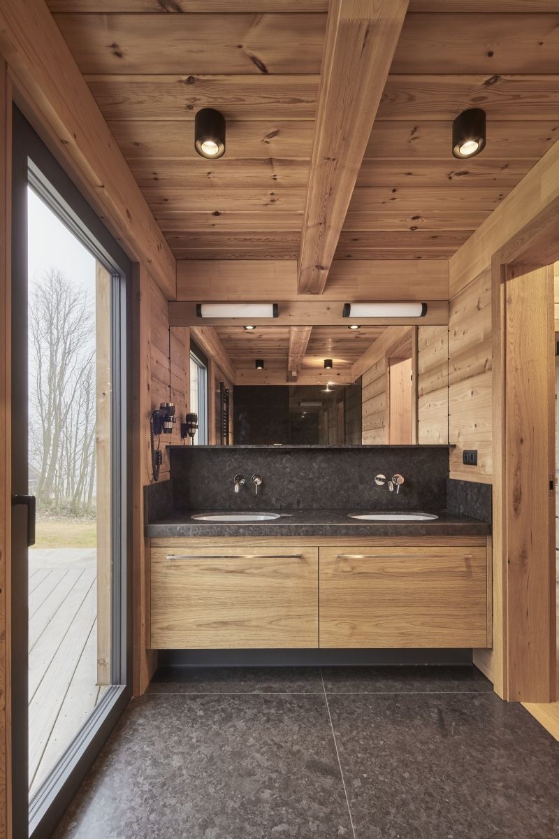 moderni-cedrova-roubenka-koupelna