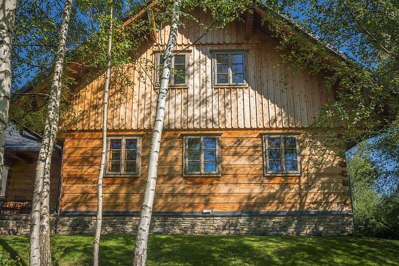 roubenka-z-cedru-pozadi-brizek