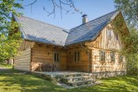 Komfortn&iacute; roubenku z cedru si sami navrhli a postavili, pot&eacute; si do n&iacute; vyrobili i n&aacute;bytek