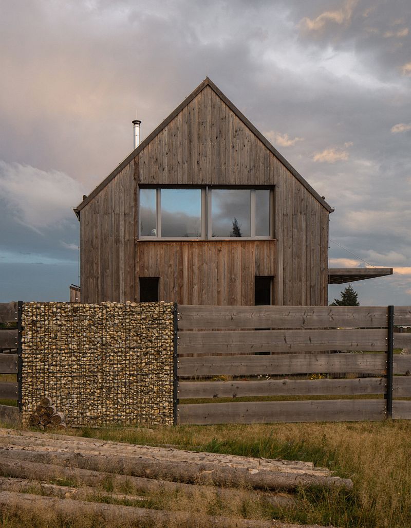 CLT-drevostavba-stit-domu-s-oplocenim