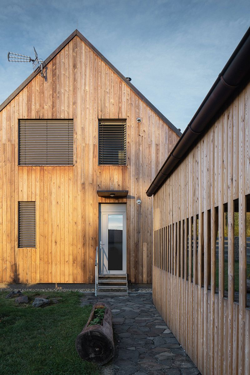 CLT-drevostavba-vchod-stineni