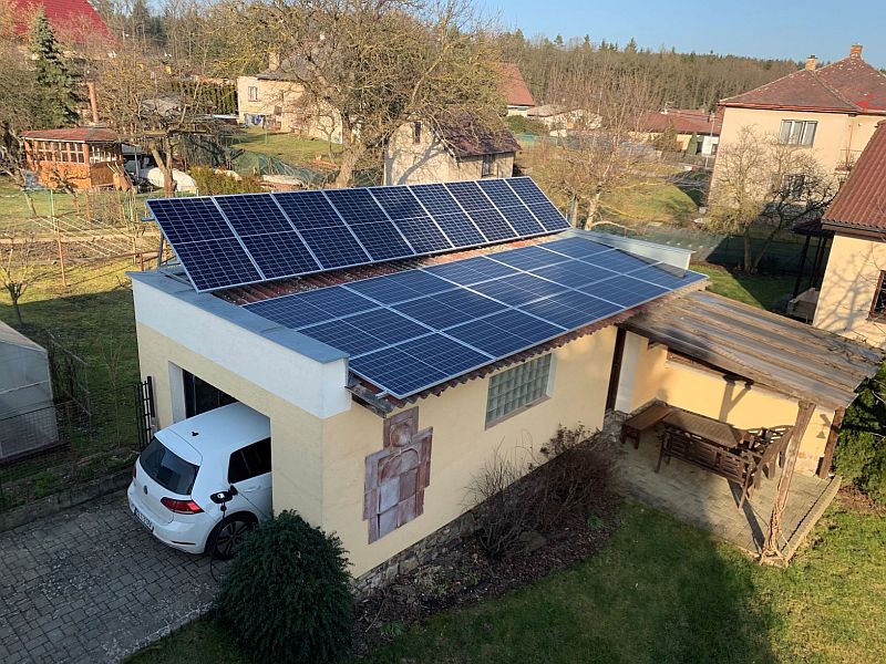 Pilotní prrojekty AES foto garáže s FVE a e-Golfem pana Petra