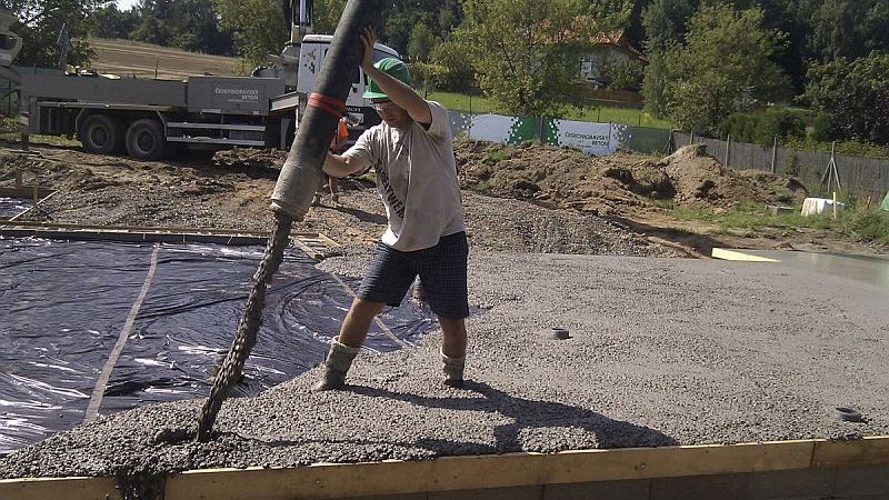 1.foto-Realizace betonové_základové_desky_RD_1_čerpání_-betonu