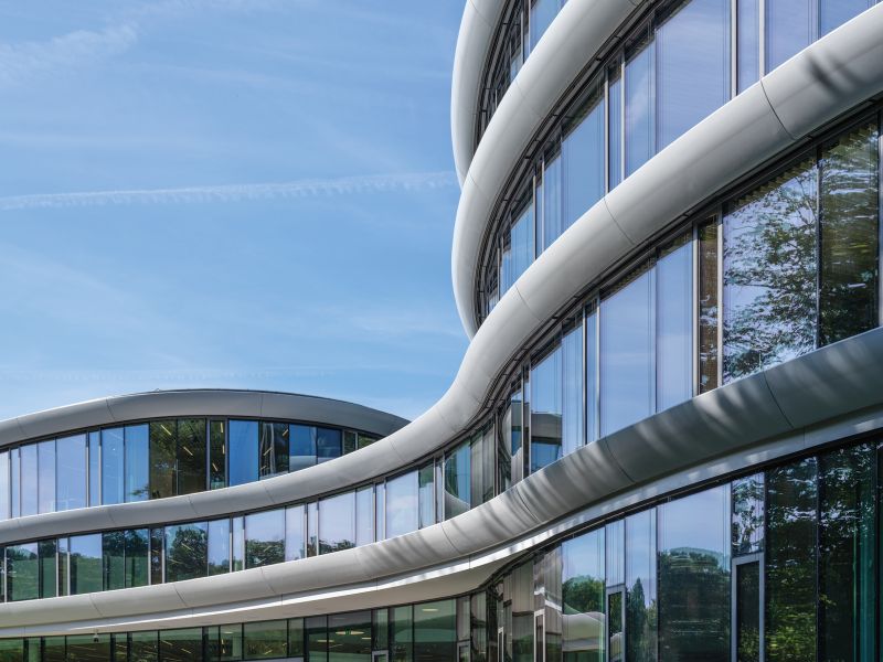 DrevoaStavby.cz | Triodos Bank s dřevěnou konstrukcí a efektní zvlněnou prosklenou hliníkovou fasádou Schüco DrevoaStavby.cz | Triodos Bank s dřevěnou konstrukcí a efektní zvlněnou prosklenou hliníkovou fasádou Schüco