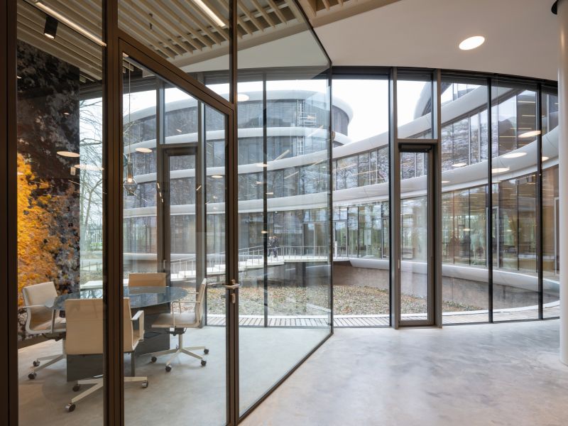 DrevoaStavby.cz | Triodos Bank s dřevěnou konstrukcí a efektní zvlněnou prosklenou hliníkovou fasádou Schüco DrevoaStavby.cz | Triodos Bank s dřevěnou konstrukcí a efektní zvlněnou prosklenou hliníkovou fasádou Schüco