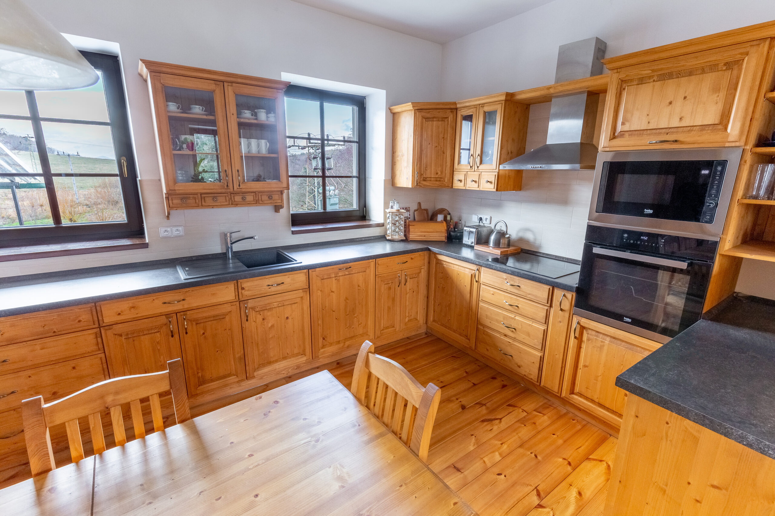 DrevoaStavby.cz Masivní kuchyně na míru UNIS-N DrevoaStavby.cz Masivní kuchyně na míru UNIS-N s barovým pultem 1