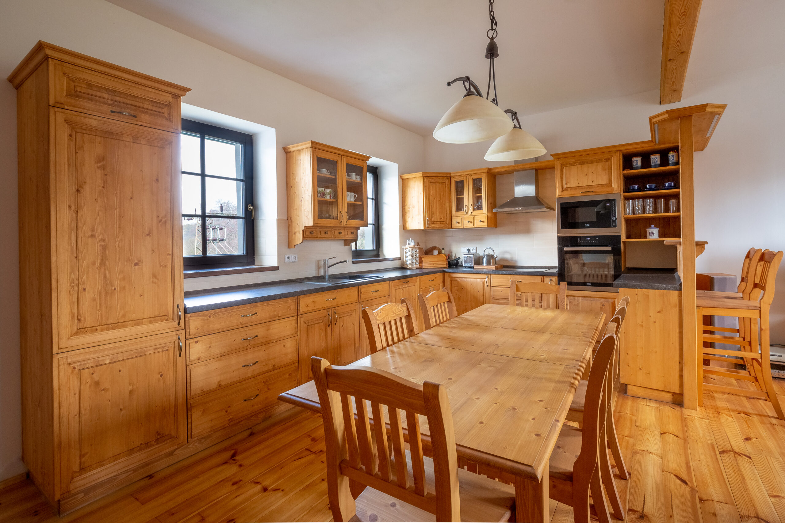 DrevoaStavby.cz Masivní kuchyně na míru UNIS-N DrevoaStavby.cz Masivní kuchyně na míru UNIS-N s barovým pultem