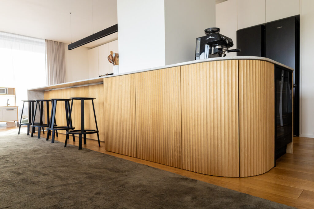 DrevoaStavby.cz Masivní kuchyně na míru UNIS-N DrevoaStavby.cz Masivní kuchyně na míru UNIS-N s obývací pokojem 2