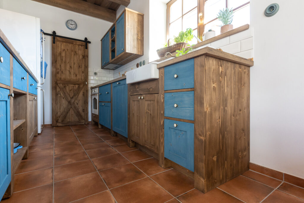 DrevoaStavby.cz Masivní kuchyně na míru UNIS-N DrevoaStavby.cz Masivní kuchyně na míru UNIS-N v modro-hnědém provedení 1