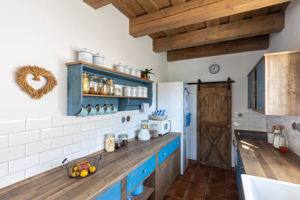 DrevoaStavby.cz Masivní kuchyně na míru UNIS-N DrevoaStavby.cz Masivní kuchyně na míru UNIS-N v modro-hnědém provedení 2