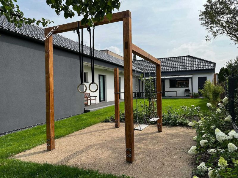 DrevoaStavby.cz Jak ochránit dřevěné houpačky a cvičební hrazdy na zahradě DrevoaStavby.cz Jak ochránit dřevěné houpačky a cvičební hrazdy na zahradě 2