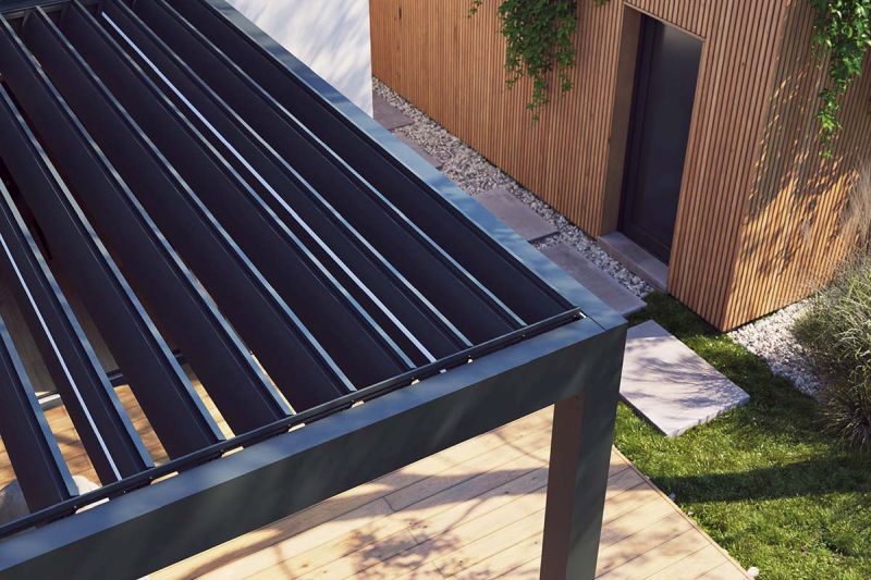 Bioklimatická pergola Lamelino díky otočným lamelám zajistí odvétrávání horkého vzduchu z prostoru pergoly