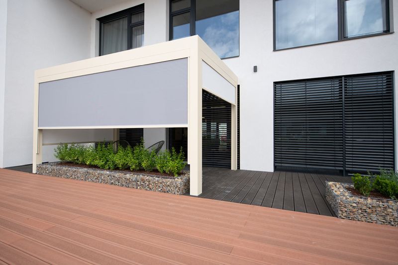 Boční screenová clona Unirol od CLIMAXu je vynikajícím doplňkem bioklimatické pergoly