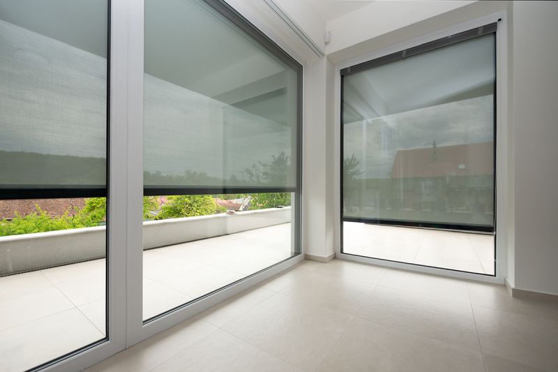 Screenové clony Unirol vás neochrání jen před horkem, ale také před UV zářením a pohledy sousedů