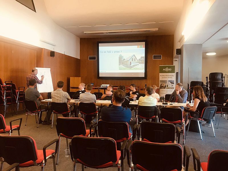 ADMD-kulaty-stul-diskuze