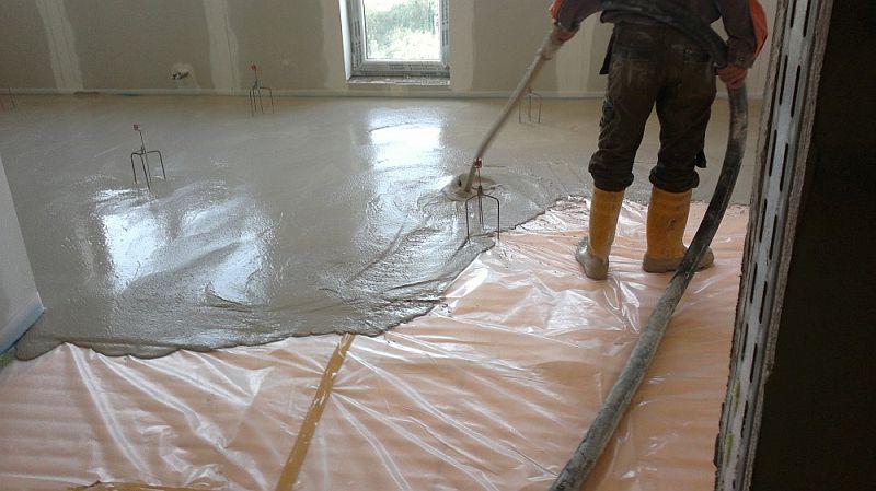 Svislé konstrukce jsou od desky potěru odděleny obvodovým páskem, vodorovné separační fólií nebo systémovými deskami kopie