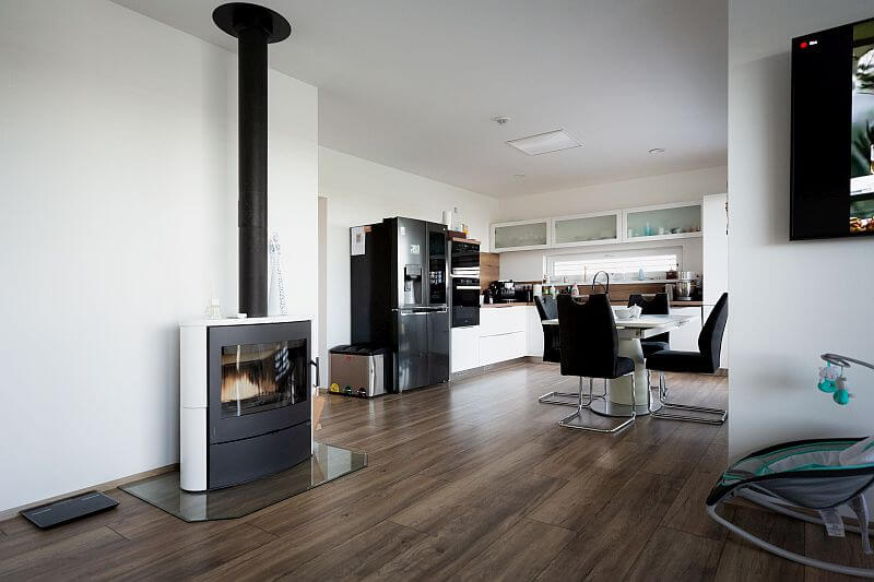 Dřevo-House-bungalov-145-ob&yacute;vac&iacute;-pokoj