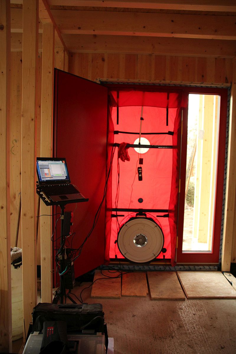 pasivni-dum-pod-vinnou-revou-blower-door-test-mereni