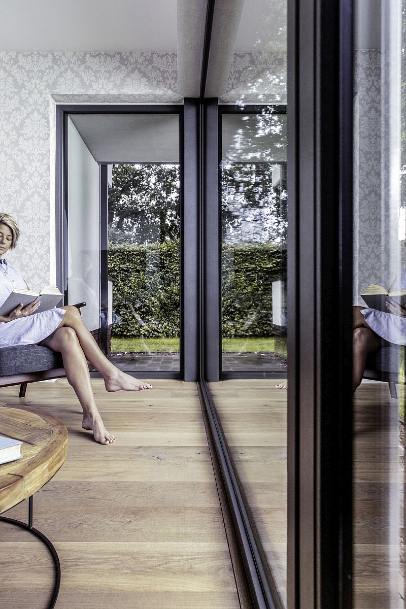 REHAU-plastova-okna-tmava-okna-v-interieru