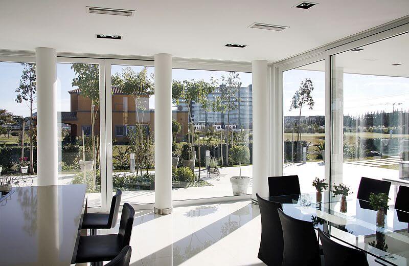 velkoformatove-prosklene-dvere-bily-interier