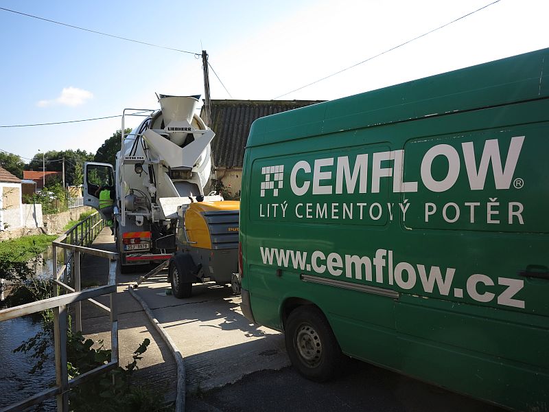 9 Cemflow_příjezd techniky a doprava materiálu na stavbu