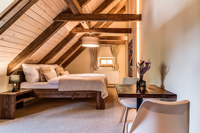 penzion-Dvůr-Haniš-světla-ložnice