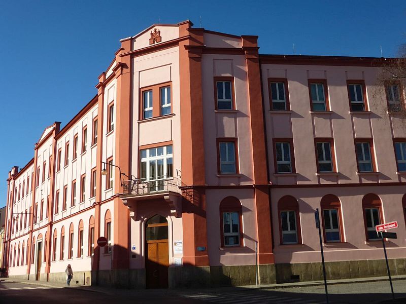 Obchodni akademie_Ceska_Lipa_usporna_rekonstrukce_2019_Budova z ulice