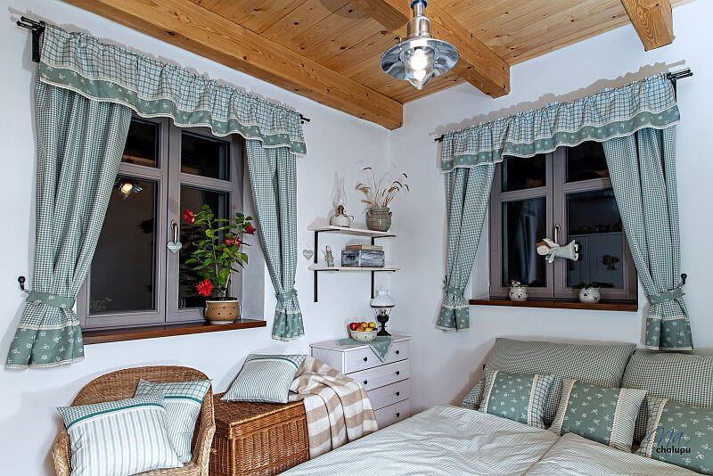 004 na_chalupu_starozeleny_kanafas_zavesy_lozni_povleceni_026