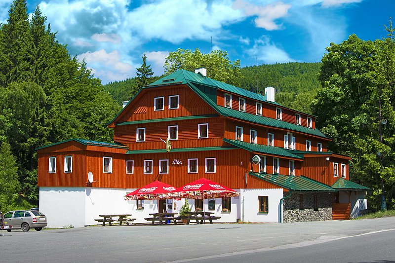 drevostavba-hotel-v-orickych-horach-exterier