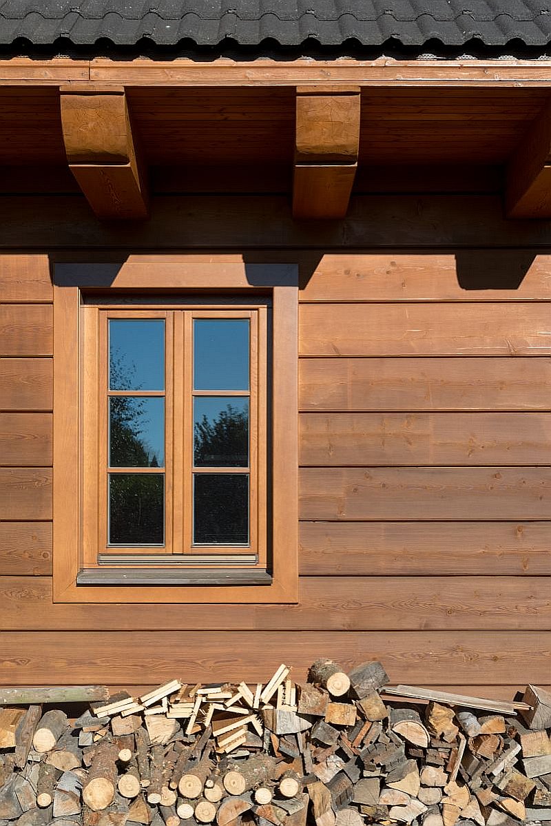 masivni-drevostavba-roubenka-exterier-detail-steny-okna