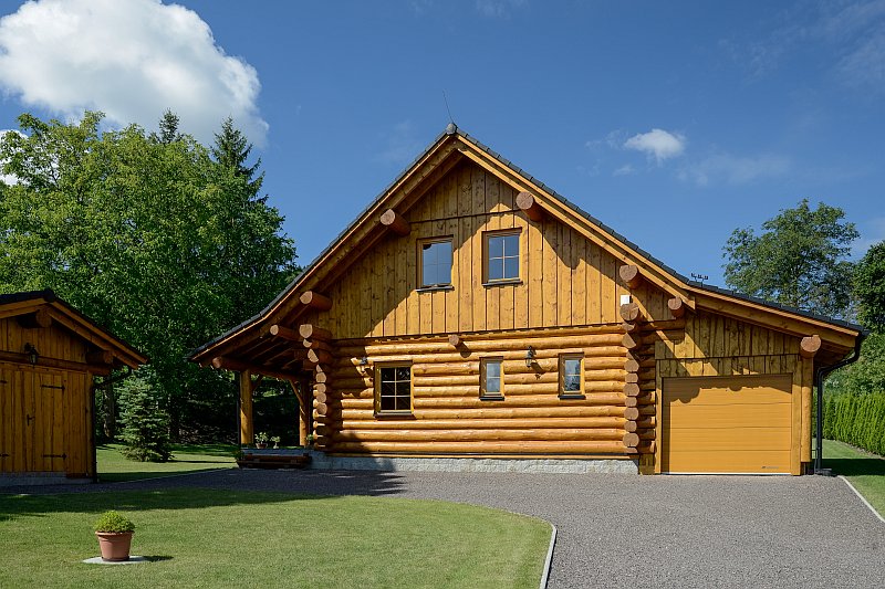 masivni-drevostavba-srub-z-kulatiny-exterier-prijezdova-cesta