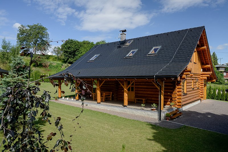 masivni-drevostavba-srub-z-kulatiny-exterier-zahrada