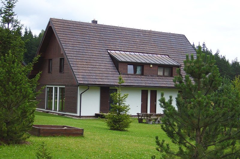 nizkoenergeticka-drevostavba-sindelova-strecha-horsky-apartman-borove-lady