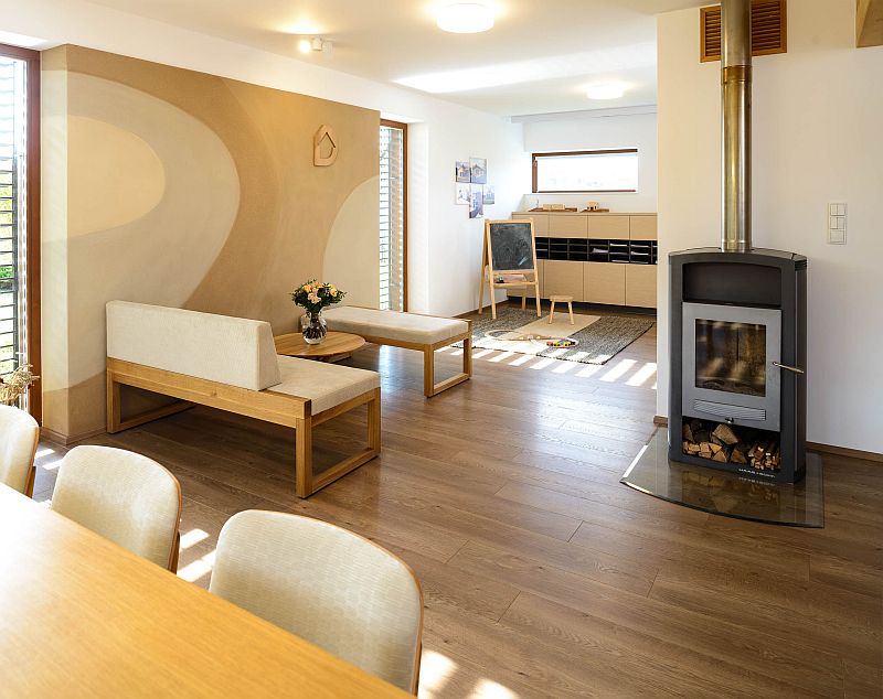 vzorove-pasivni-domy-atrea-koberovy-interier-obyvaci-pokoj-krbova-kamna