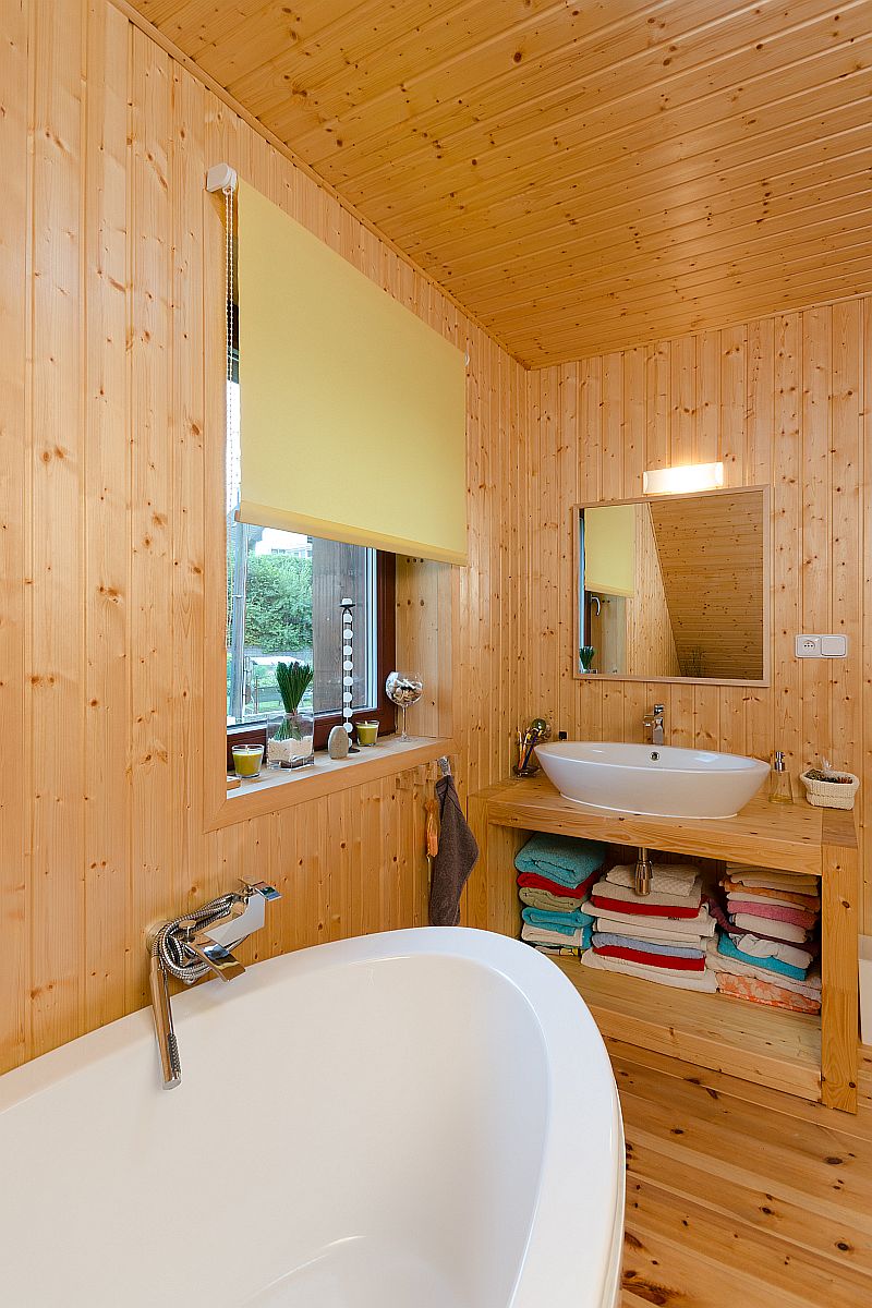 Dřevěn&eacute; obkladov&eacute; palubky stěn a stropu v interi&eacute;ru koupelny. 